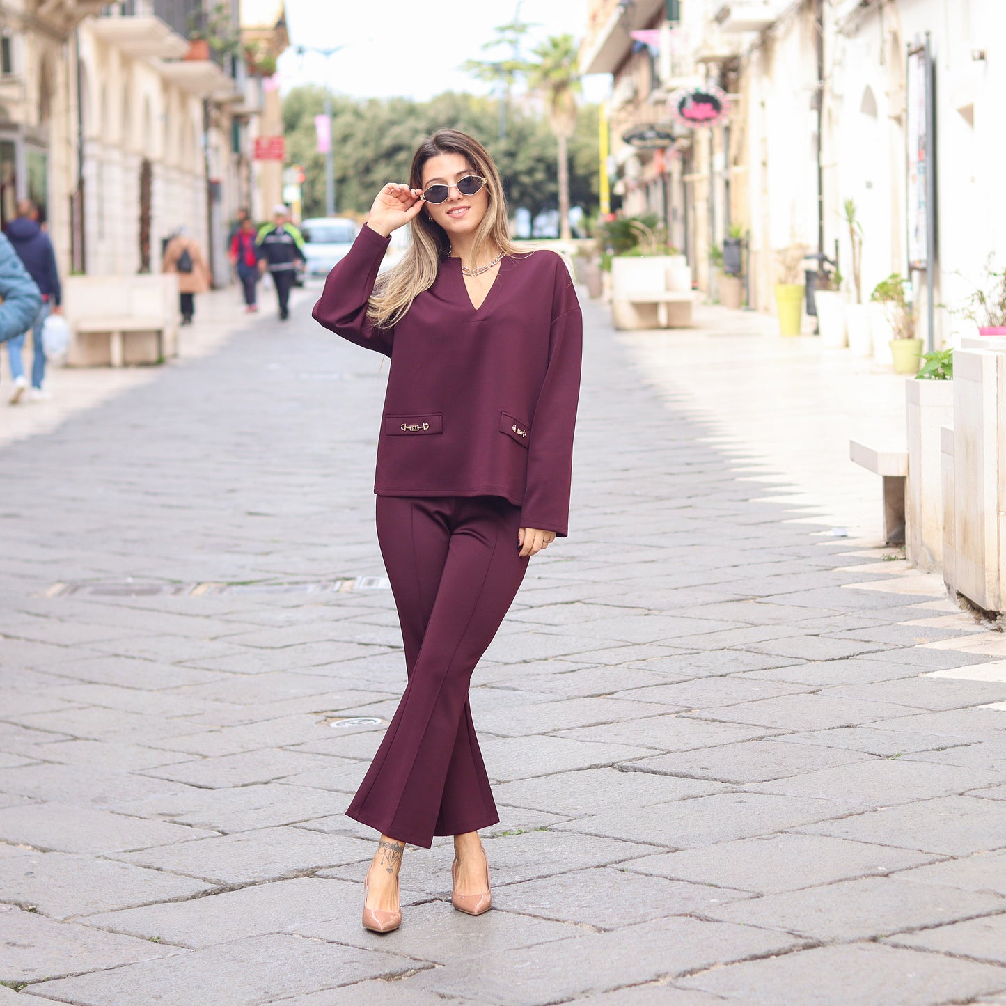 pantaloni cropped da donna con piega cucita