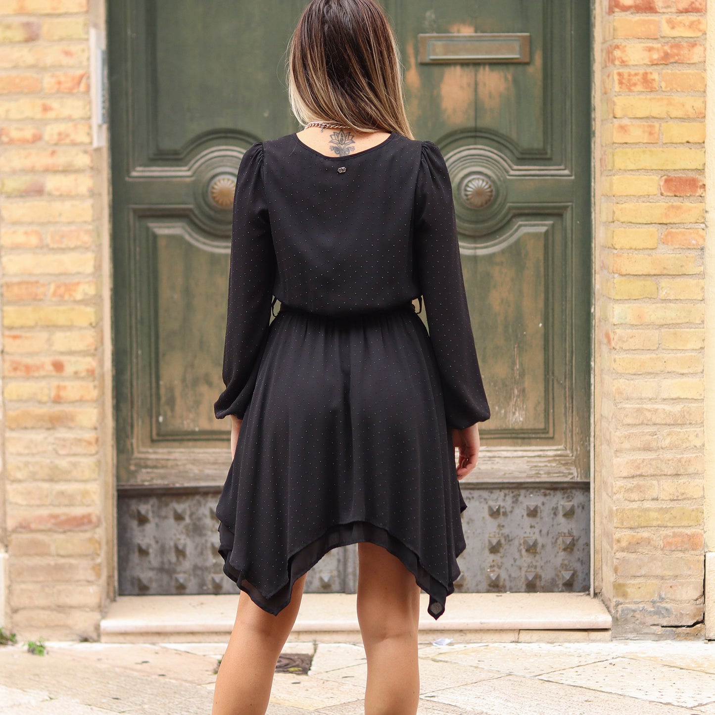 abito da donna in georgette con cintura Gaudì nero